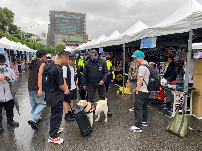 中正第一分局为此特别申请缉毒犬于出入口协勤。（简铭柱翻摄）