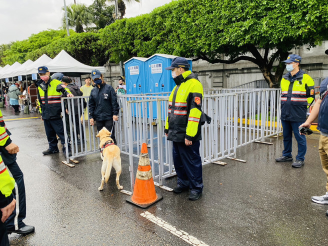 中正第一分局为此特别申请缉毒犬于出入口协勤。（简铭柱翻摄）