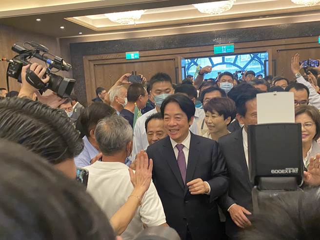 賴清德首場信賴台灣之友會今天在台南成立，賴清德到場接受支持者簇擁。(曹婷婷攝)