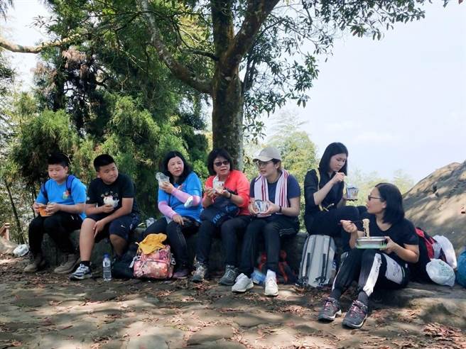 一趟5.5小时的山野教育，不仅锻炼体能，也学习山野知识，更带回满满勇气与回忆。（香田国小提供／吴建辉彰化传真）