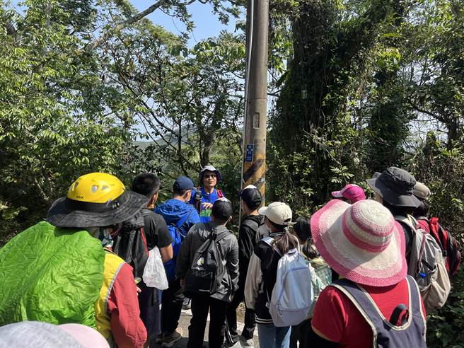 老师指导在野外迷路可以记住电线杆座标，当作求救地点。（香田国小提供／吴建辉彰化传真）