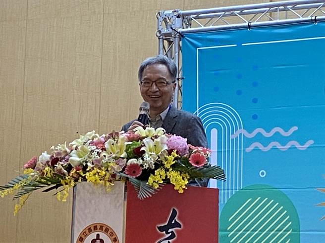 衛福部長薛瑞元回嘉中母校，笑談邏輯性的重要。（廖素慧攝）