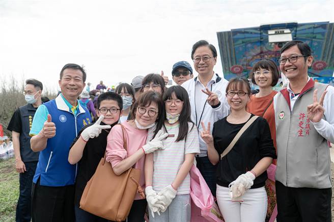 桃园市环境教育文教协会今举办草漯沙丘海洋生态净滩暨节能宣导活动，桃园市长张善政与市议员许更生、吴进昌和民眾合影。（桃市府提供／蔡明亘桃园传真）