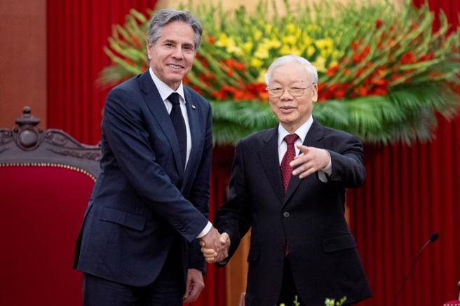美国国务卿布林肯（图左，Antony Blinken）和越南总理范明正今日会晤，并表示希望能深化并升级两国关系，而这也是布林肯首次访问越南。（图/ 路透社）