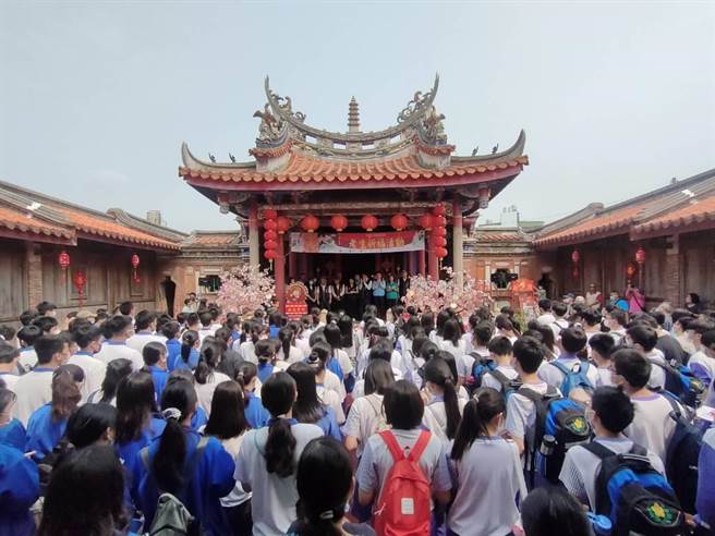 台中大肚磺溪书院考生祈福活动已连续举办24年，近千名学子15日上午聚集于磺溪书院共同祈福。（潘虹恩摄）