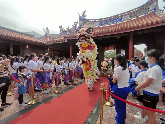 台中大肚区公所15日上午于磺溪书院举办考生祈福活动，由醒狮社战鼓祈福、祥狮献瑞，为祈福仪式揭开序幕。（潘虹恩摄）