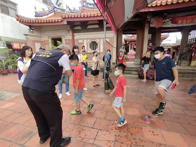 台中大肚磺溪书院考生祈福活动已连续举办24年，近千名学子15日上午聚集于磺溪书院共同祈福，并依序跨越七星炉火，象徵以炭火净身，去除霉运。（潘虹恩摄）