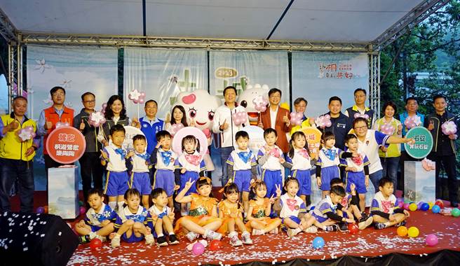 2023新北市客家桐花祭今開跑，今年以「藝桐幸福共好」為主題，推出7條路線、50個梯次的藝桐幸福小旅行，帶領民眾走訪土城、鶯歌、三峽等地。（客家局提供）