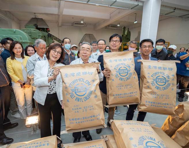 台塑企业总裁王文渊介绍高雄台塑昆仲公园的塑胶产业馆，并与高雄巿长陈其迈等合影。（图／王莫昀摄）