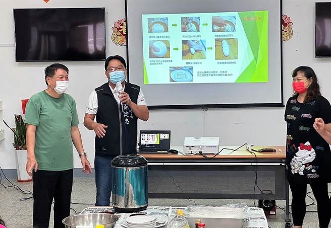 马公市长黄健忠前往光荣社区，参加大旗舰计画妇女美食（馅饼）制作，感谢中央及澎湖县政府支持，让社区一起制作有温度的美食。（马公市公所提供）