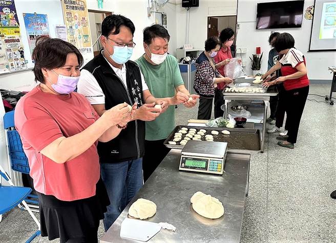 馅饼是许多人喜欢品嚐的经典美食，随着现今许多妇女在家动手做料理风气正夯，想到自己做出鲜美可口的馅饼料理，享受烹饪后的成就感。（马公市公所提供）