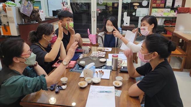 交通部观光局参山处日前藉由2023台中国际旅展展示辅导成果，同时举办B2B媒合会，邀请中彰竹竹苗等旅行业者约200人共襄盛举，期待加强业者交流。（参山处提供／潘虹恩台中传真）