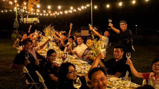 雾峰农会酒庄「慢慢草地餐酒会」。（参山处提供／潘虹恩台中传真）