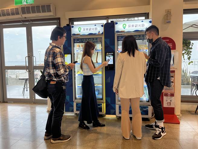 鹏管处为让屏东优质伴手礼有更多上架通路，今年初特与资策会联手推出AI智能商店，在大鹏湾游客中心、滨湾码头、鹏村溼地及东琉线码头共4处设点。（鹏管处提供／谢佳潾屏东传真）