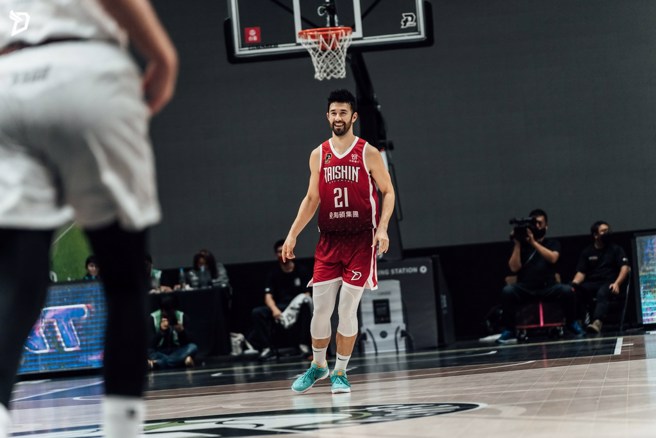 简浩露出灿烂笑容。(台新梦想家提供)