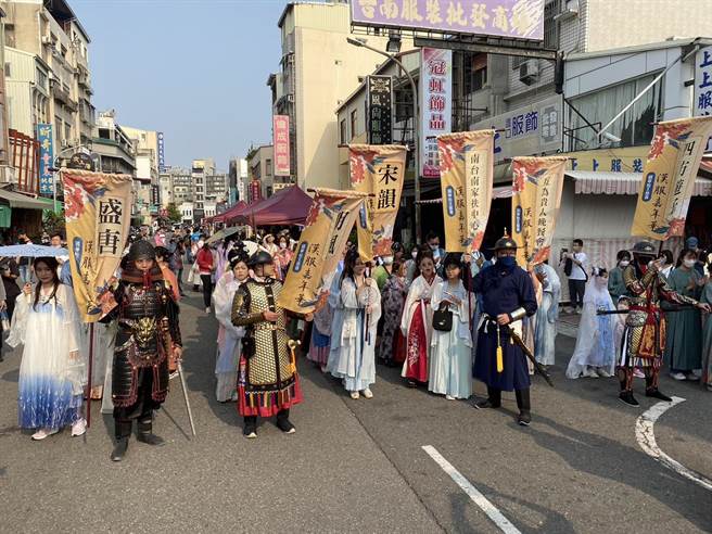 台南市中西區海安路15日下午有一場漢服遊行相當吸睛。（程炳璋攝）