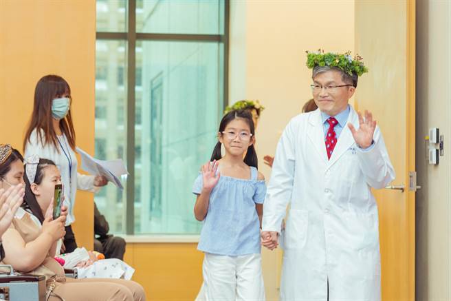 长庚医院儿科急诊主治医师吴昌腾获颁焦点贡献奖。（图非当事病童，瑞信儿童医疗基金会提供／林周义台北传真）