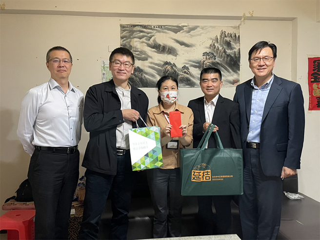 陸委會副主委梁文傑(左二)和移民署副署長林宏恩(右二)送上關懷慰問金及水果禮品，希望建英度過難關。(左一為陸委會法政處長周鳴瑞、右一為移民署北區事務大隊林澤謙大隊長。)(移民署提供)