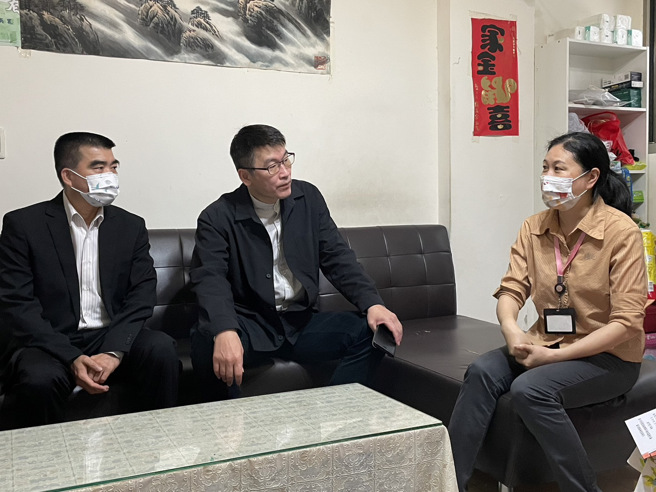 陸委會副主委梁文傑(中)和移民署副署長林宏恩(左)為建英提供協助。(移民署提供)