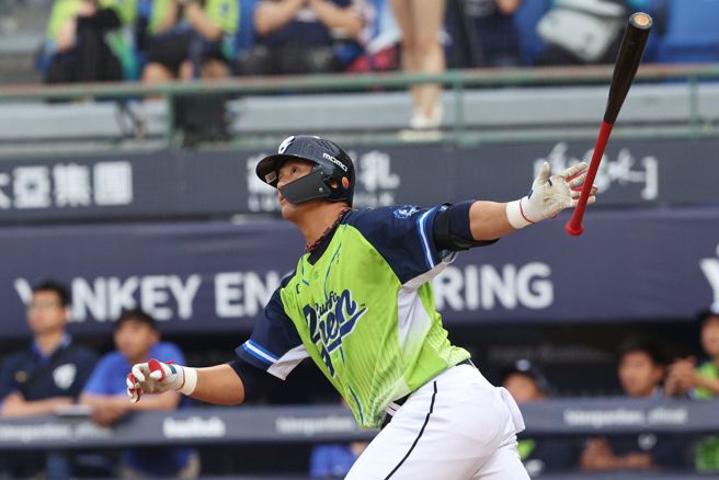 富邦悍将高国辉在2局下从胡智为手中敲出2分炮。（富邦悍将提供）