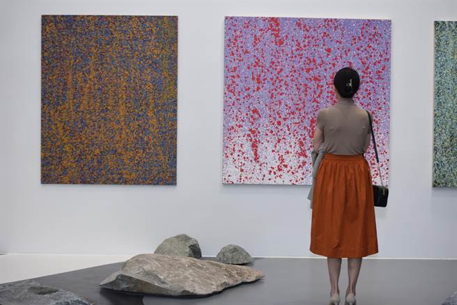 树德企业「美树馆」揭牌，首展展出单手画家廖吉雄的33幅作品。（民眾提供／杨静茹南投传真）