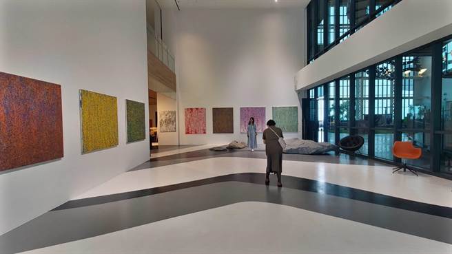 树德企业1楼百坪大厅规画为「美树馆」，15日揭牌，艺文界共襄盛举。（民眾提供／杨静茹南投传真）