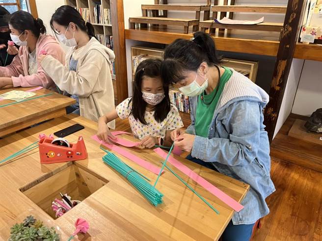 今坜小故事森林儿童节暨馆庆活动，儘管天空不作美，仍吸引不少民眾与网红。（真善美社会福利基金会提供／蔡明亘桃园传真）