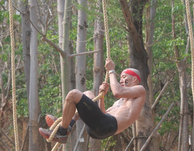 日本警察关吉大亮首度在台湾举办的斯巴达障碍跑封王。（大会提供）