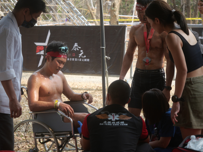 周青（左2）在终点前扭伤可惜无法完赛。（大会提供）