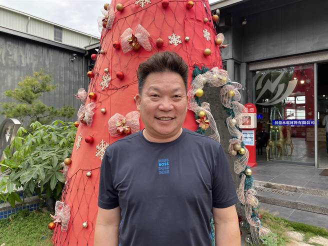 黄彦富创业有成，热心推动教育公益事务，为孩子点灯。（廖素慧摄）