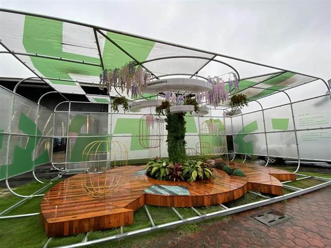 黄彦富与设计师合作，用自家水电材料，在公司前布置灯光设计装置作品，照亮夜归人回家路。（廖素慧摄）