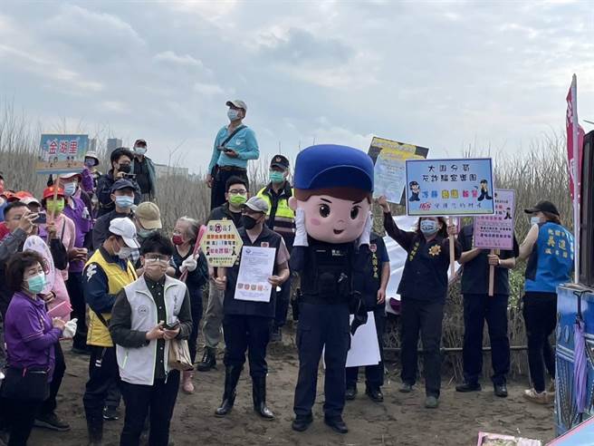 桃园市大园警方今日结合观音草漯沙丘净滩活动，招募民防团队。（翻摄照片／蔡明亘桃园传真）