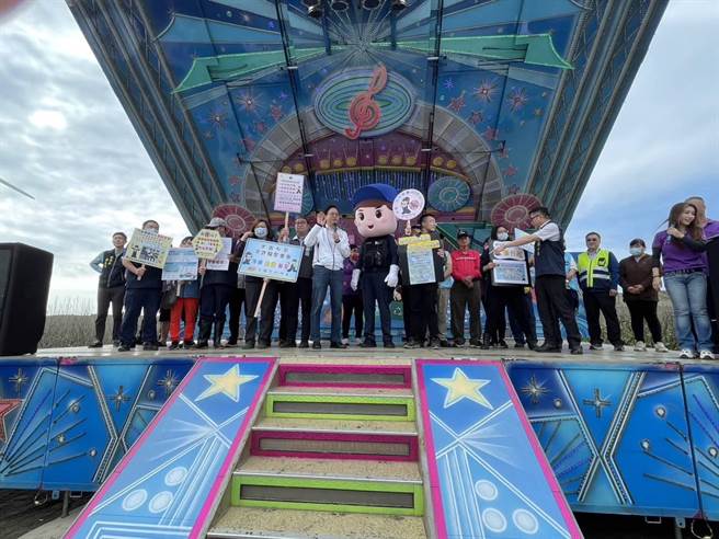 桃园市长张善政今也出席净滩活动现场，与民眾一起力行环保爱地球。（翻摄照片／蔡明亘桃园传真）