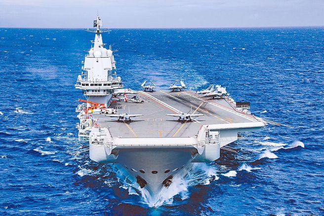 图为大陆航母山东号首次现身环台演习，展开舰机起降训练。（图／取自南部战区微博）