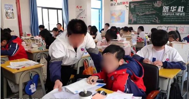 大陆江西省南康中学北校区高中三年级的朱金祥，和患有先天脑性麻痹的锺华强互为同班同学。（图／翻摄自微博／新华社）