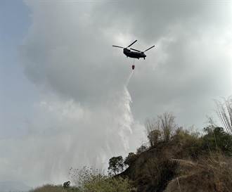 高雄內門溝坪山地火警燒3天 直升機持續取水搶救
