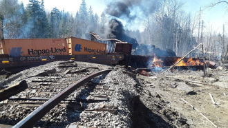 美「載危險物品」貨運列車出軌起火！3鐵路員工受傷