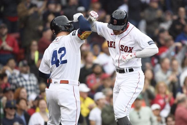 红袜队康纳王(左)祝贺张育成击出全垒打。（路透）