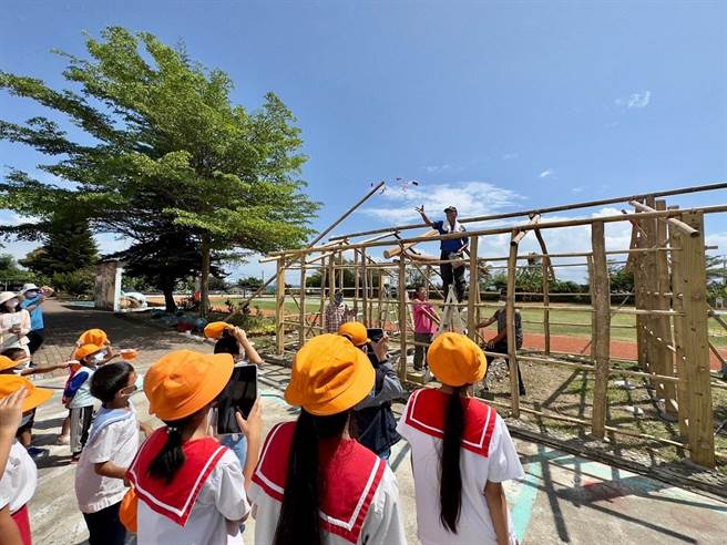 台东县竹湖国小学生实际参与阿美族传统家屋施作，认识传统建筑物施作之过程。（教育部提供／林志成台传真）