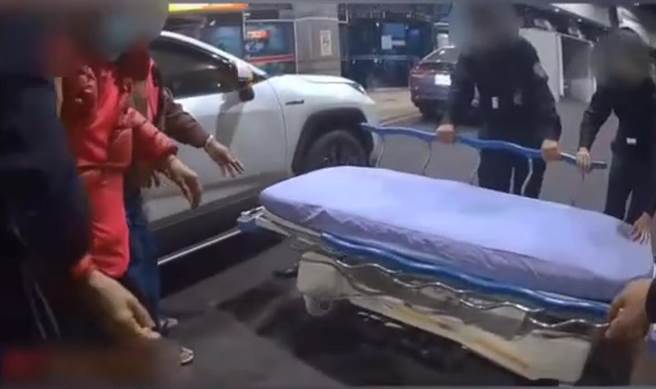 郑妇误食药物，身体不适呼吸困难，儿子拦警车请求协助开道。（警方提供／陈淑芬台中传真）