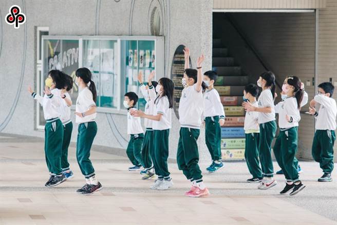 从明（17）日起，校园内仅剩健康中心内要戴口罩。（本报资料照片）