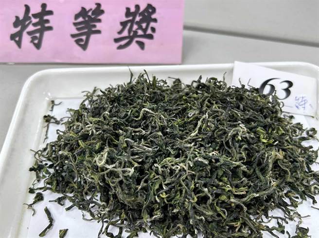 天芳茶行摘下特等奖，茶改场课长林金池表示，特等奖茶叶茶菁条件佳，泡出的汤色碧绿清澈，香气鲜雅，带有甜香，极具优质碧螺春的特色。（农业局提供）