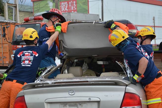 笔直台9线事故频传，台东关山消防分队及义消分队排定救助课程。（蔡旻妤摄）