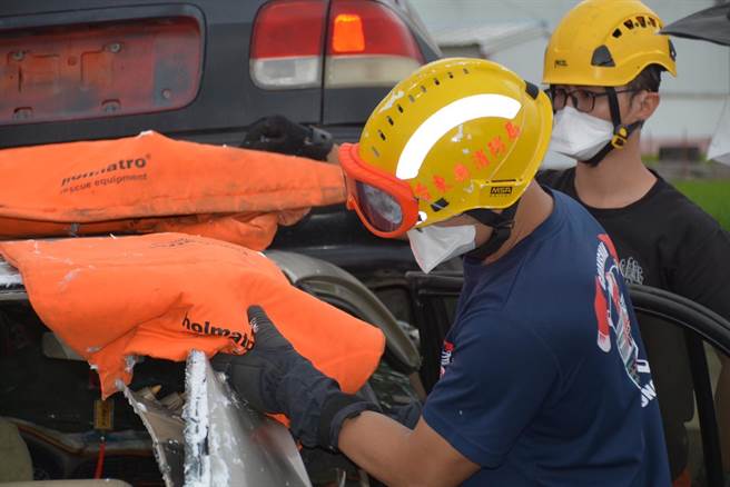 笔直台9线事故频传，台东关山消防分队及义消分队排定救助课程。（蔡旻妤摄）