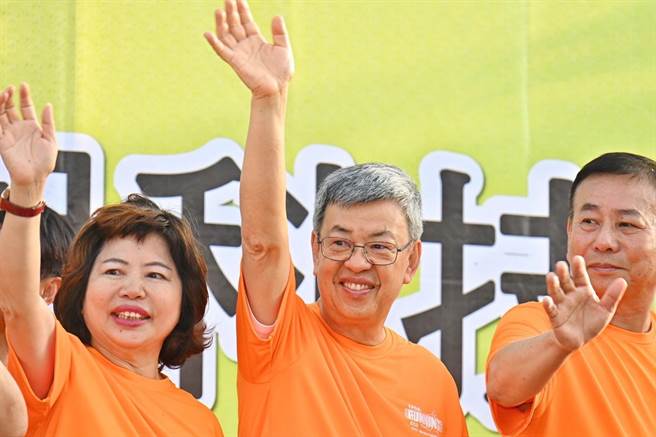 行政院长陈建仁16日清晨前往台北市大直美堤河滨公园出席「2023台北科技杯爱地球公益路跑」。（行政院提供）