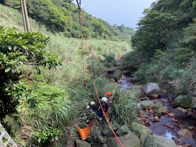 4名比利时游客今(16日)早在万里山区骑单车旅游，没想到其中2名男性骑士疑似下坡时速度过快，不慎撞到桥墩自摔，其中一人更跌落4公尺深的山谷。(黄敬文翻摄)