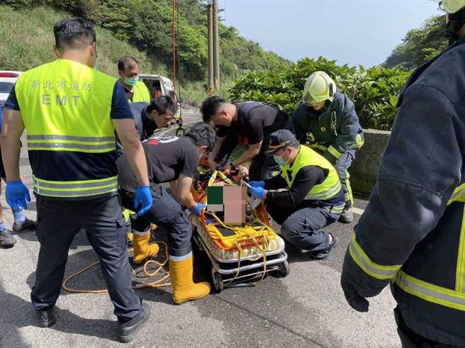 2人获救后送往基隆长庚医院急救。(黄敬文翻摄)