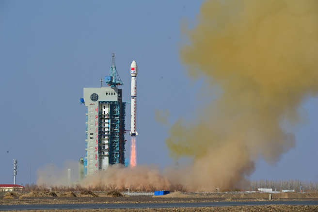 图为长征四号乙运载火箭将风云三号07星发射升空。( 新华社)