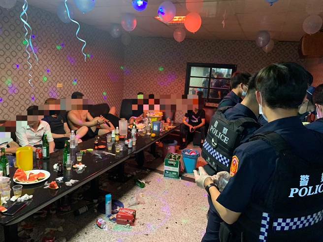 高雄仁武警方于4月15日到仁武区凤仁路临检小吃部，有酒客脱衣饮酒作乐。（翻摄照片／林瑞益高雄传真）