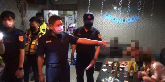 高雄仁武警方于4月15日到仁武区凤仁路临检小吃部。（翻摄照片／林瑞益高雄传真）